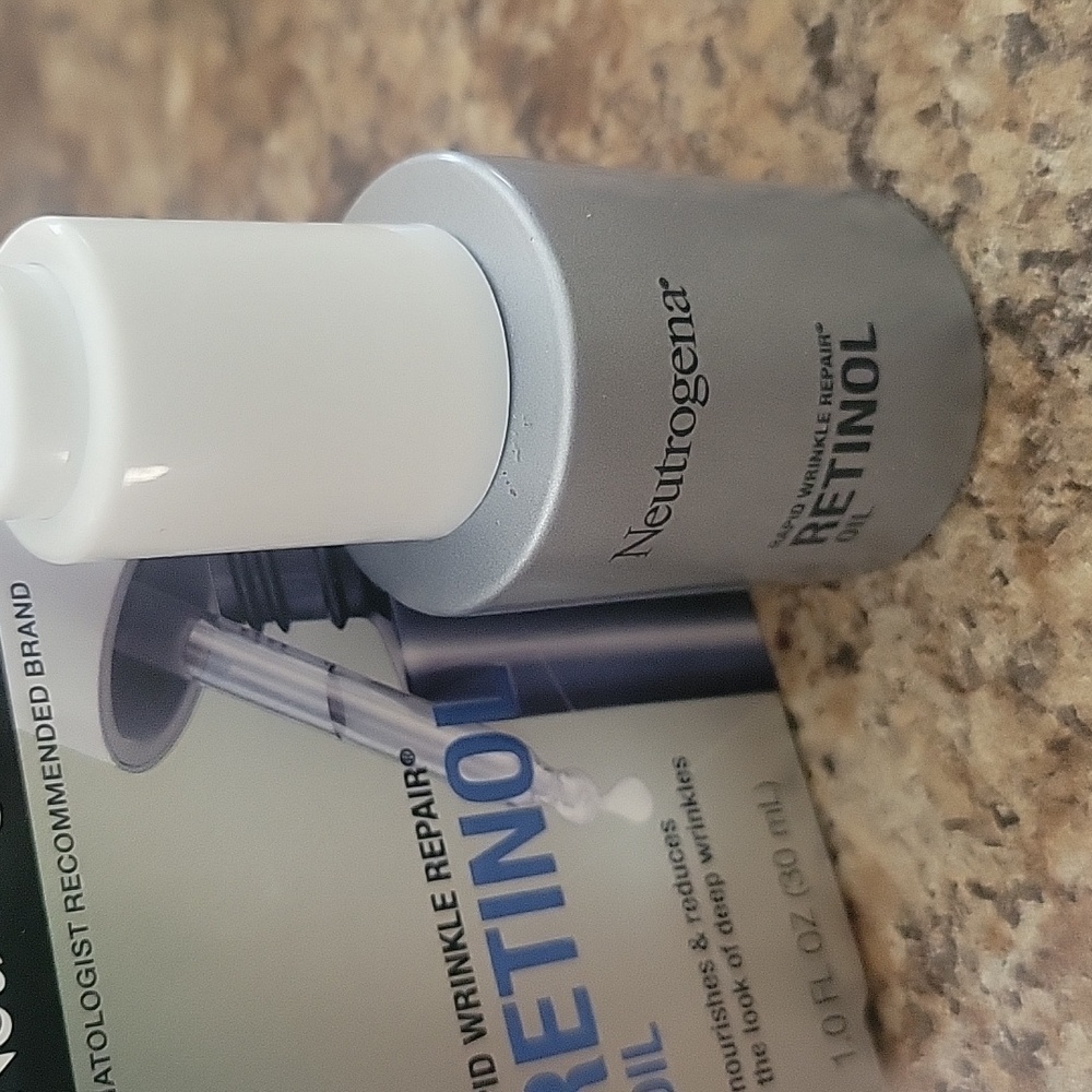 Neutrogena Silver Retinol Serum & Face Oil - Picture 2 of 5